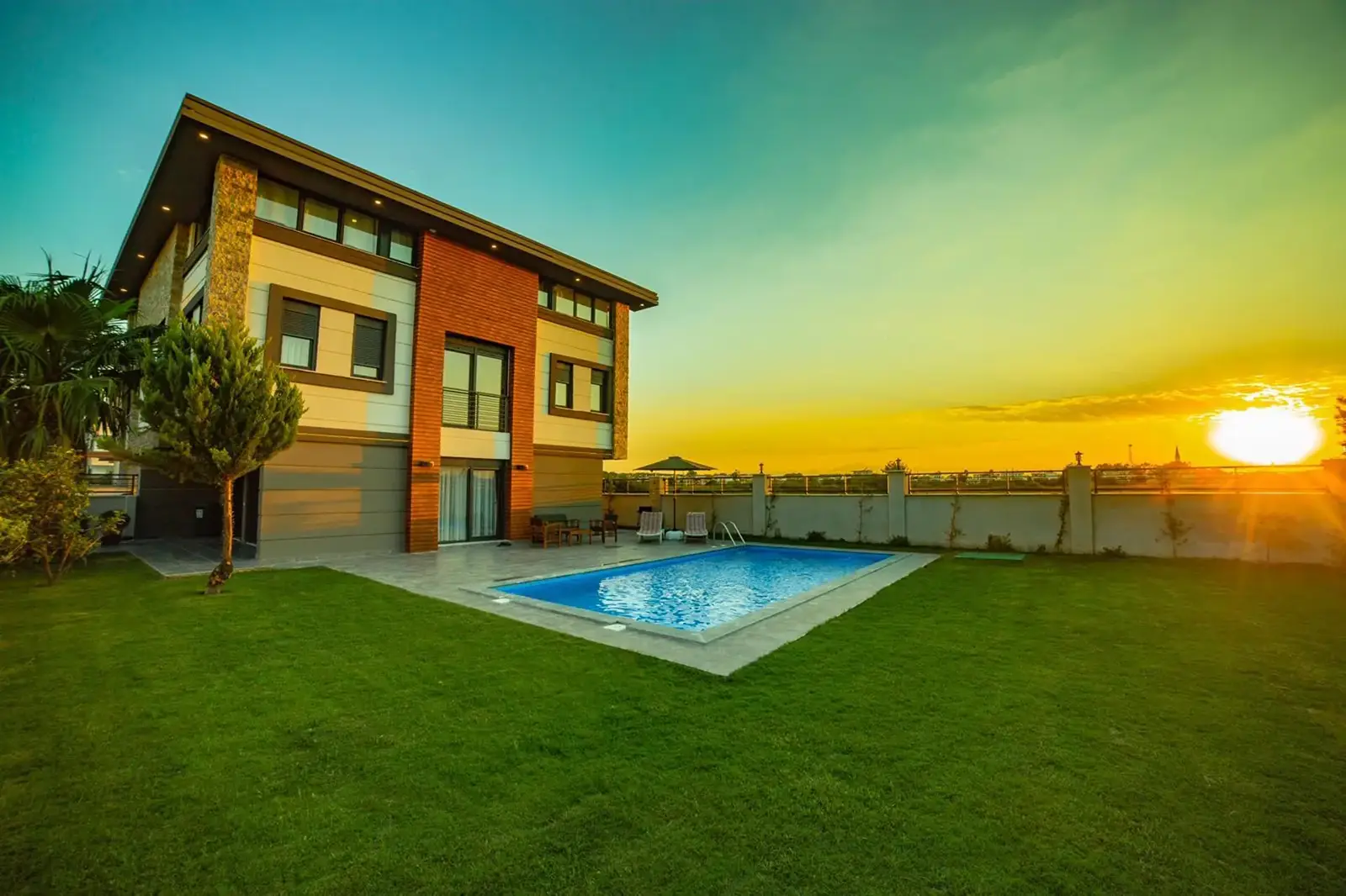 Belek'te gün batımında villa bahçesindeki havuz
