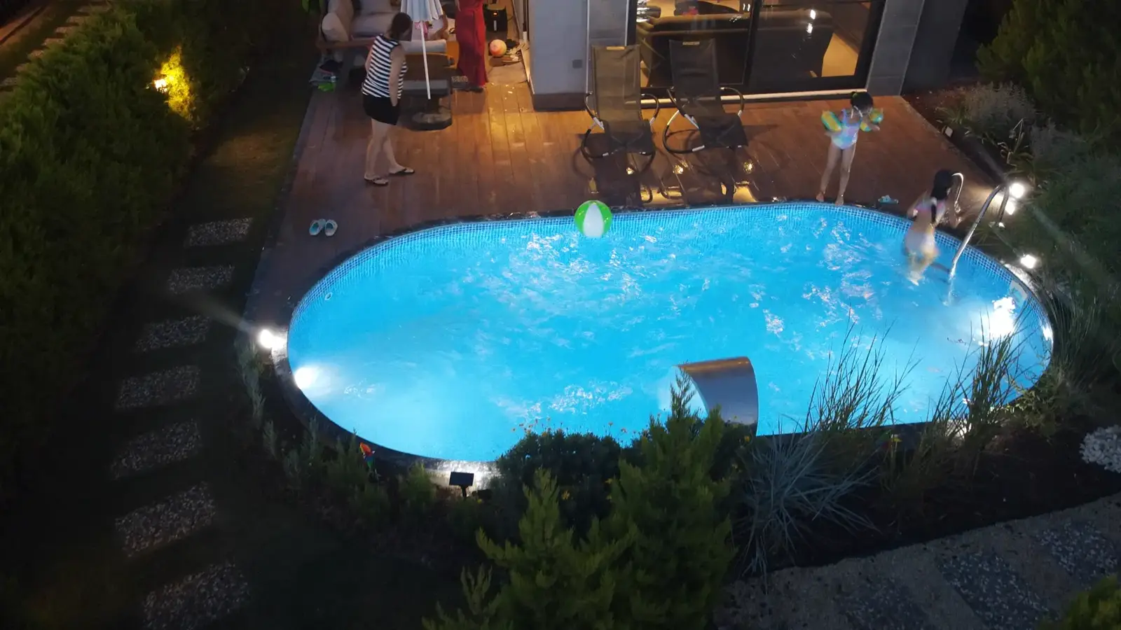 Kuşadası'nda gece aydınlatmasıyla oval Maldiv havuz