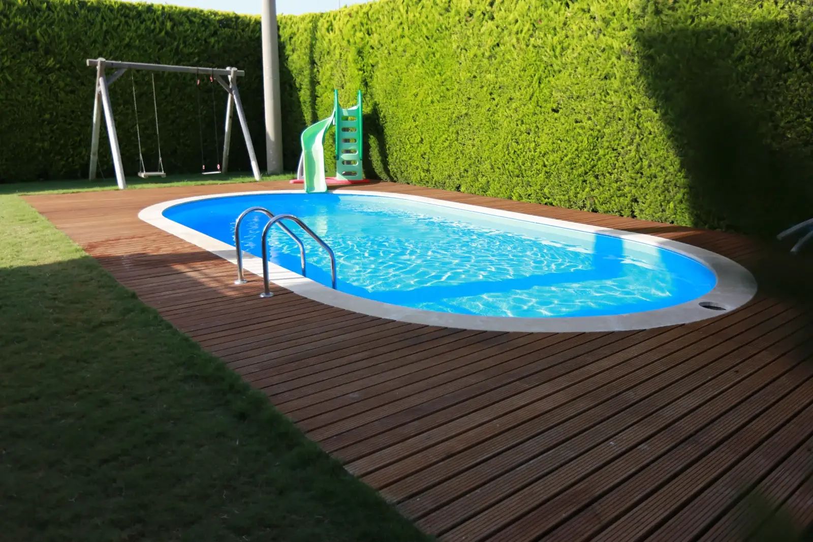 Urla'da ahşap deck üzerine oturmuş 4 × 8 m oval havuz