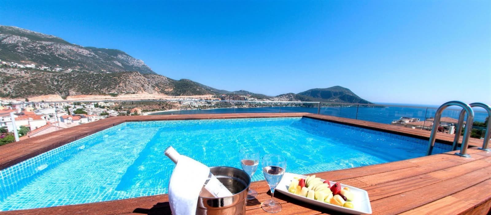 Rapsody Otel — Kaş'ta çatı havuzu uygulaması