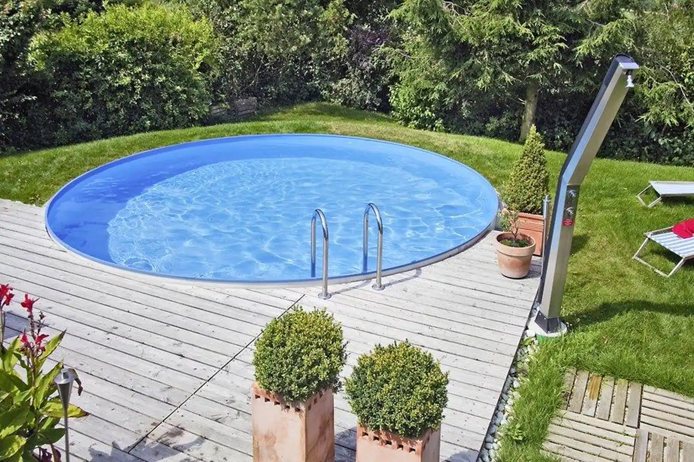 Ahşap deck üzerinde yuvarlak Bora havuz