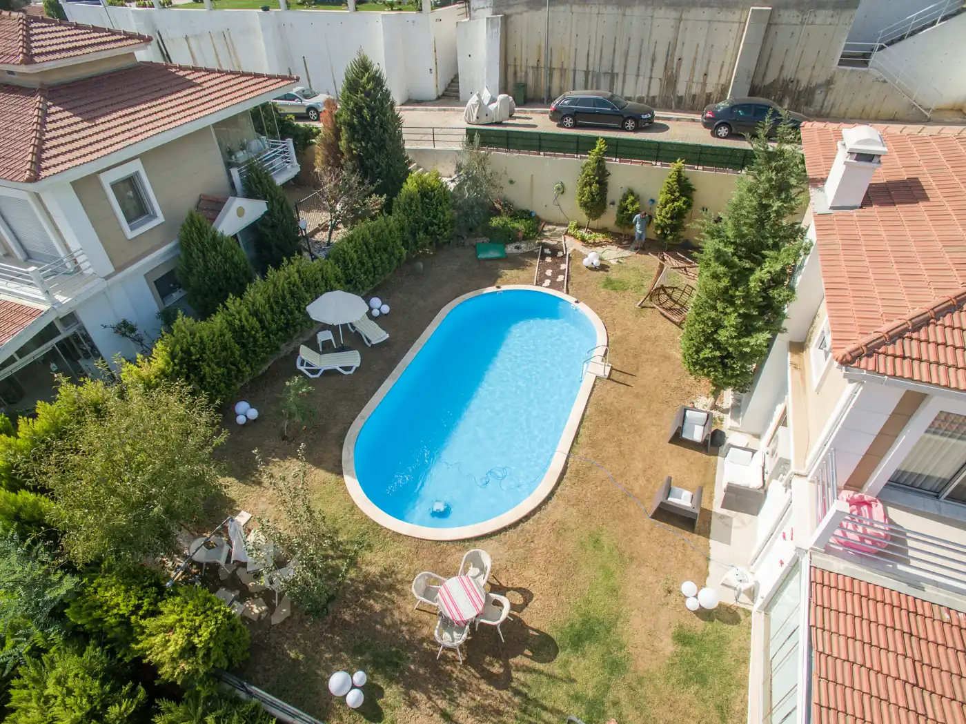 Villa bahçesinde oval Maldiv havuz, havuz robotuyla temizlik