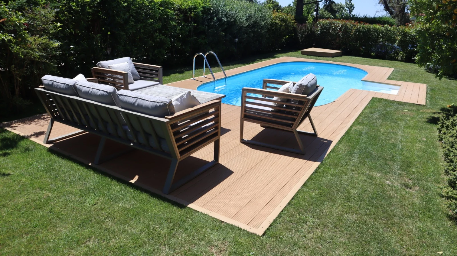 Ahşap deckli bahçede oval Maldiv havuz