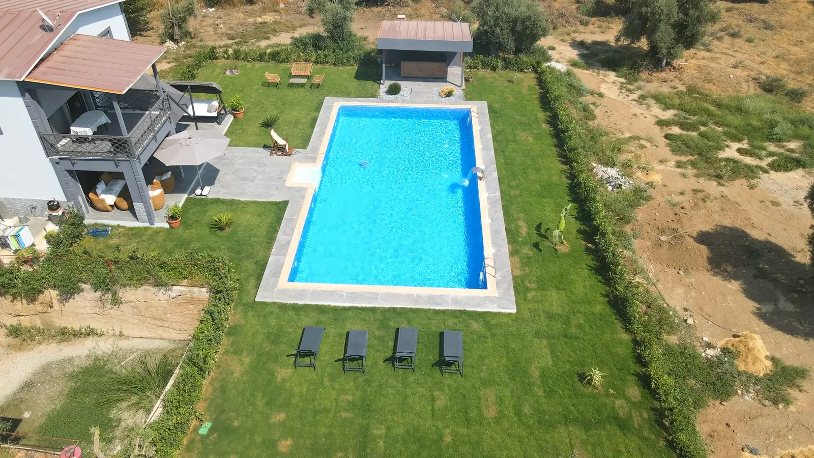 Villa bahçesinde tamamlanmış dikdörtgen havuz, kuşbakışı görünüm
