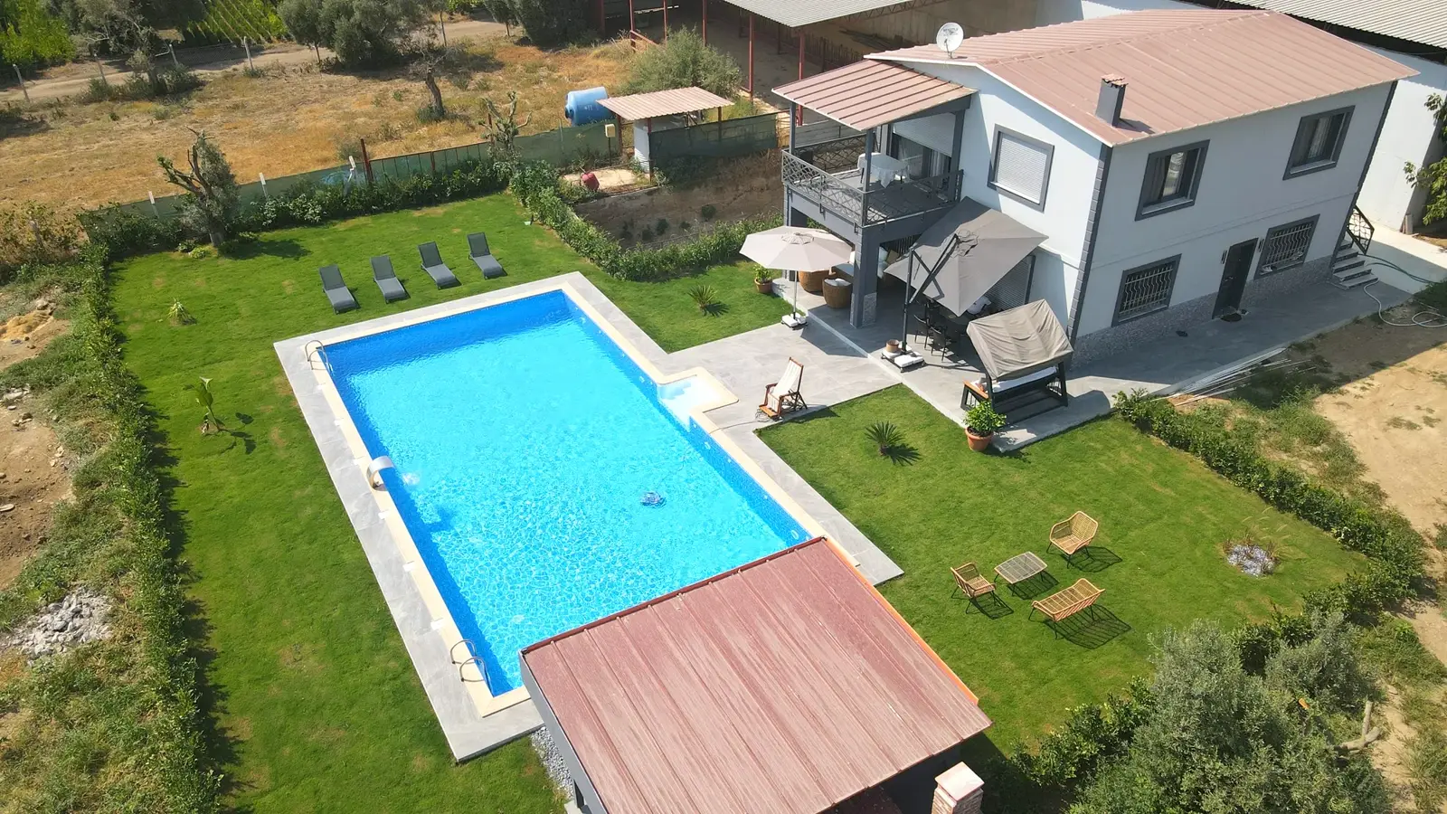 Villa bahçesinde tamamlanmış dikdörtgen havuz, kuşbakışı görünüm