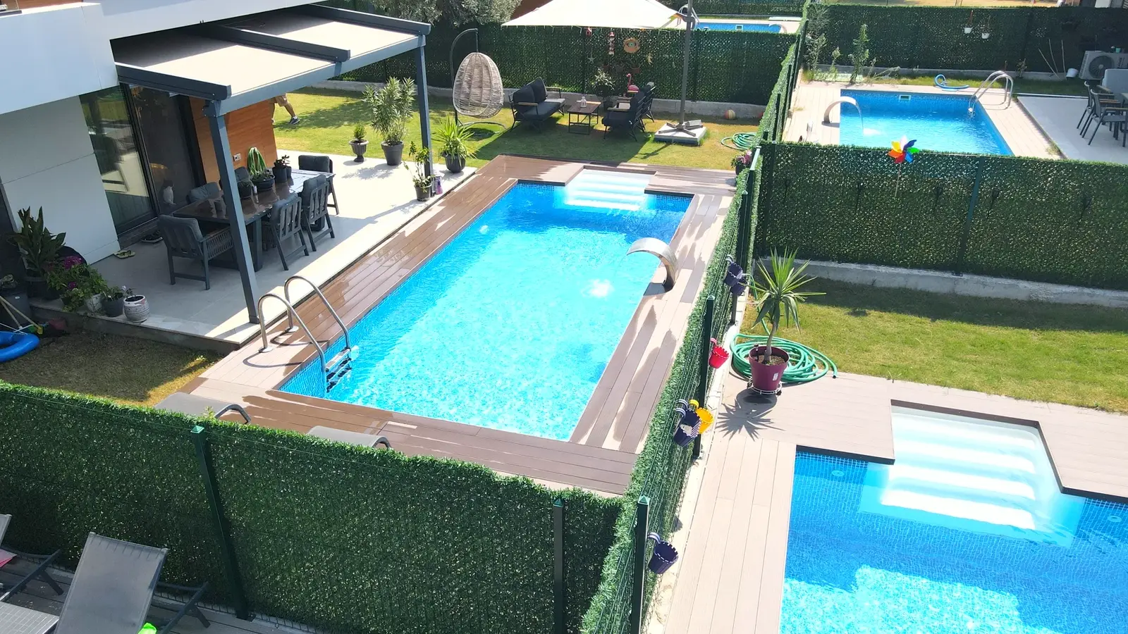 Aynı sitede tamamlanmış bir Fiplus havuzu, İzmir