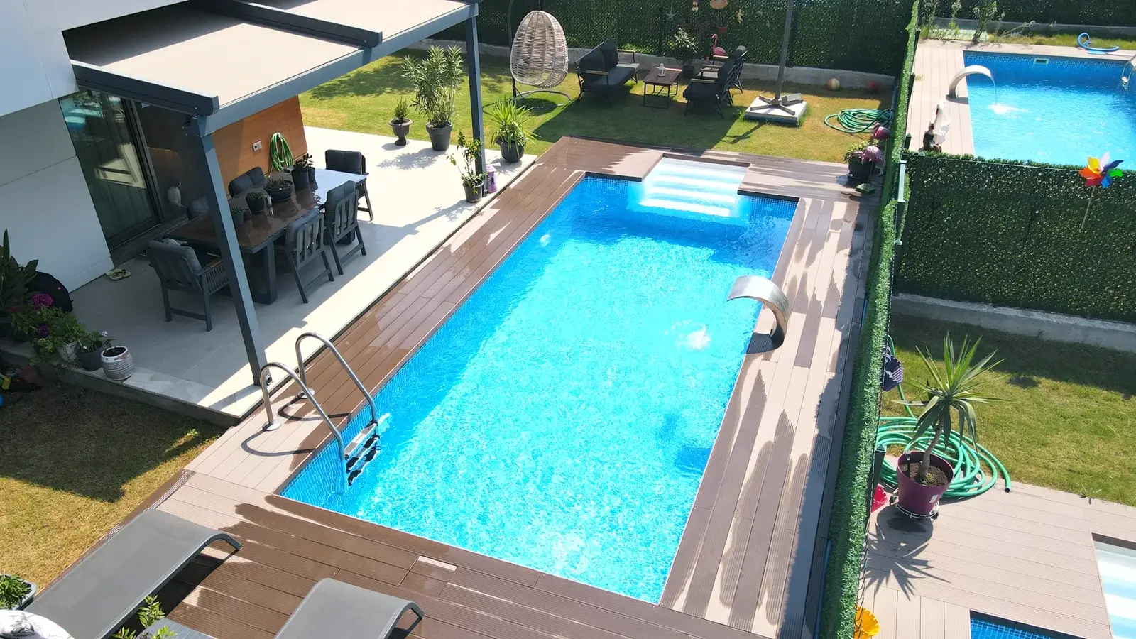 Villa sitesinde sıra villalara ait havuzlar, kuşbakışı