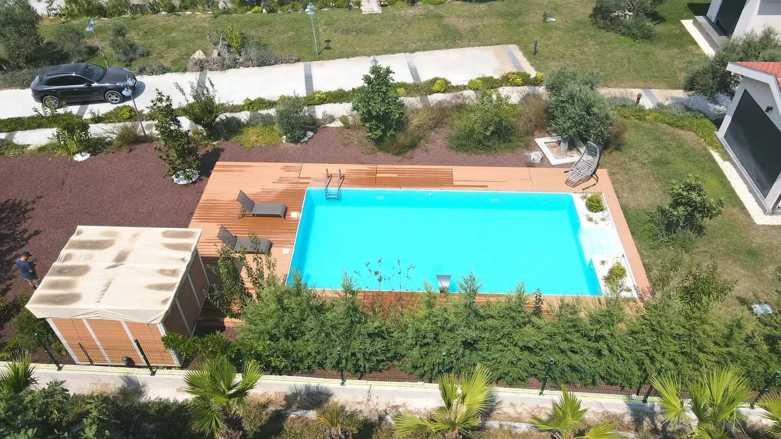 Villa bahçesinde ahşap deckli havuz