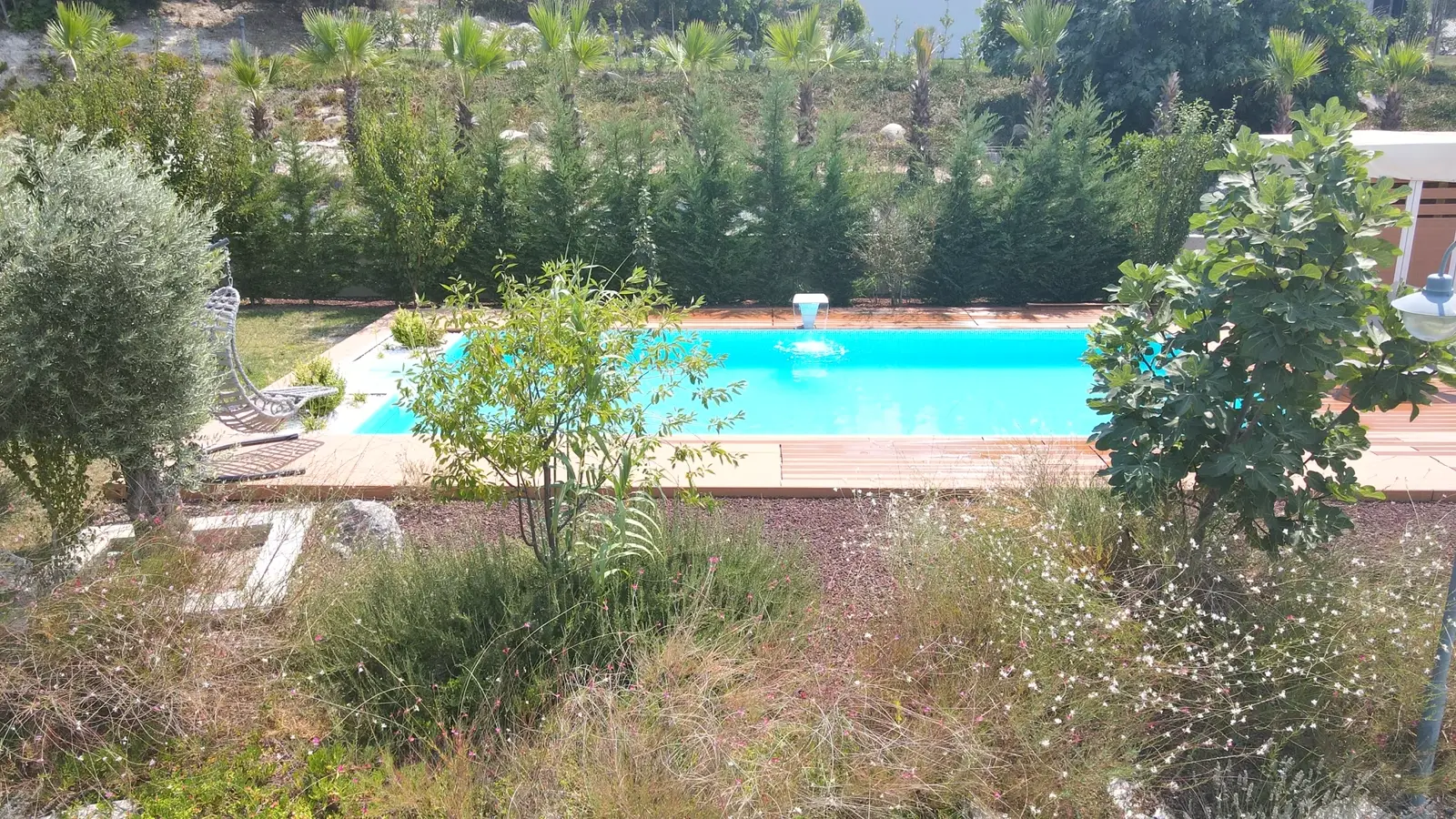 Villa bahçesinde ahşap deckli havuz