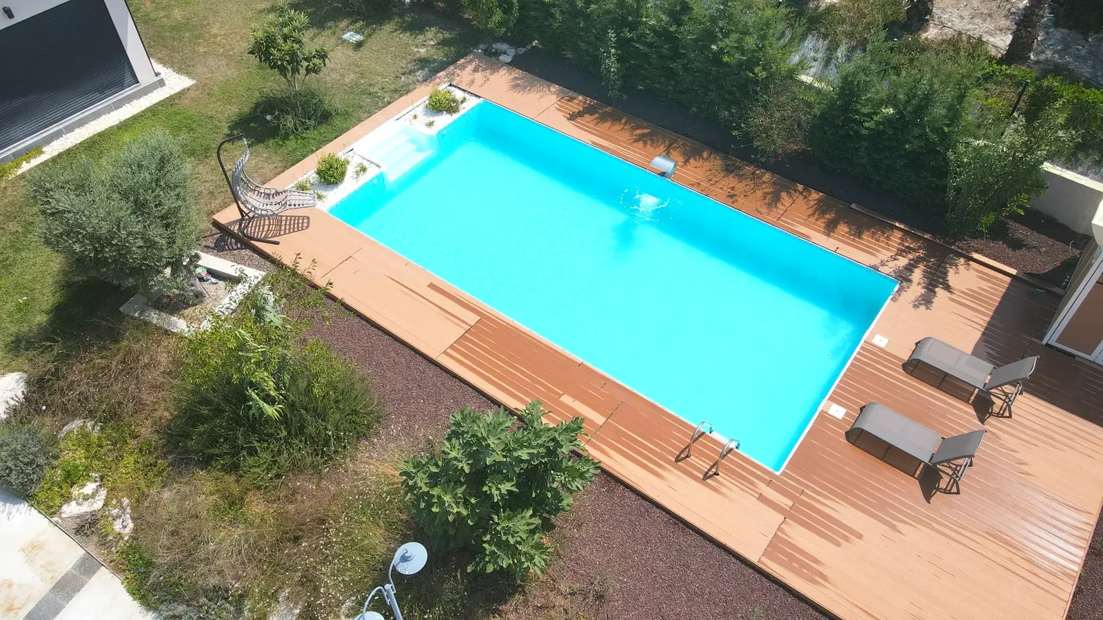 Villa bahçesinde ahşap deckli havuz