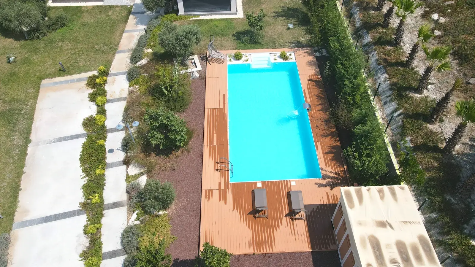 Villa bahçesinde ahşap deckli havuz