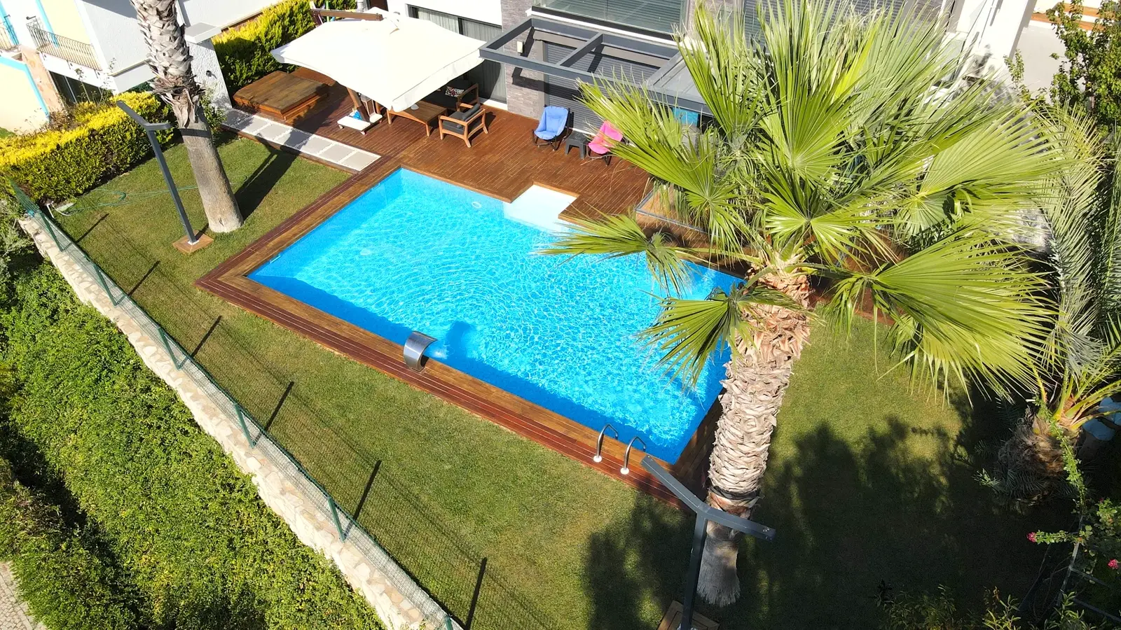 Kırmızı çatılı villalar arasında bahçe havuzu