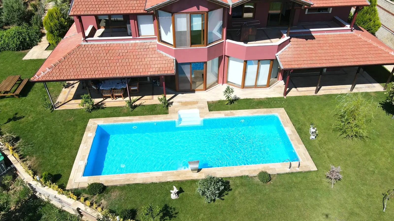 Yamaç bahçede manzaraya açılan havuz