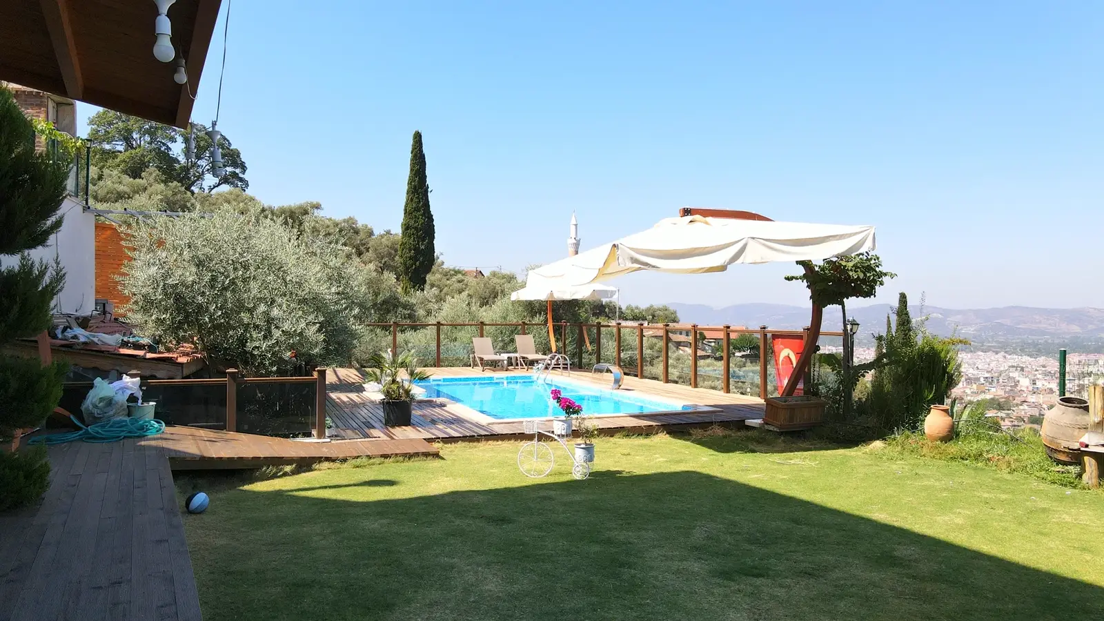 Eğimli arazide ahşap deckli havuz