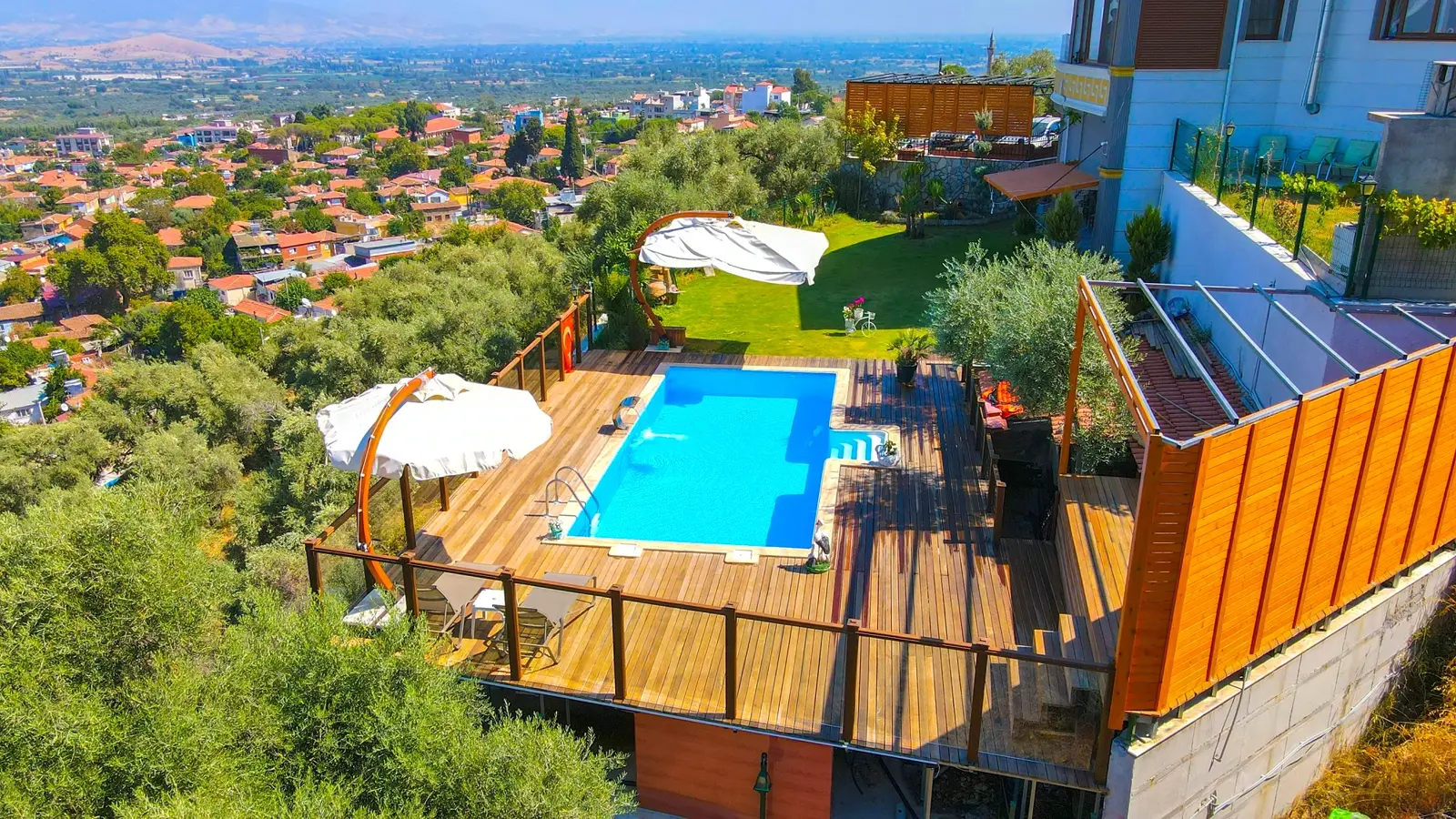 Eğimli arazide ahşap deckli havuz