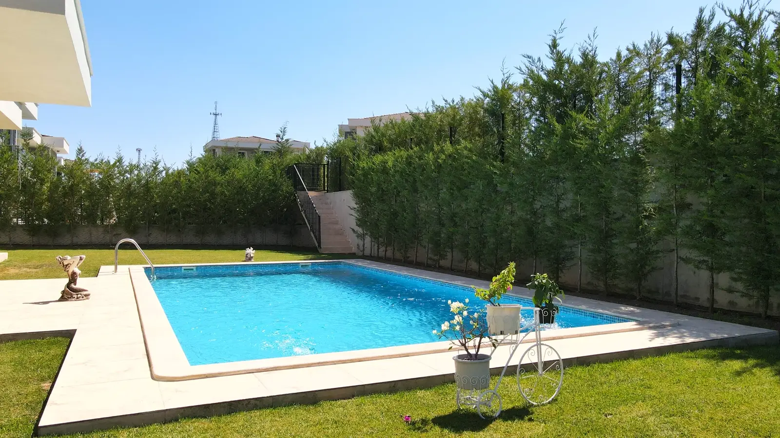 Modern villa bahçesinde havuz ve oturma alanı