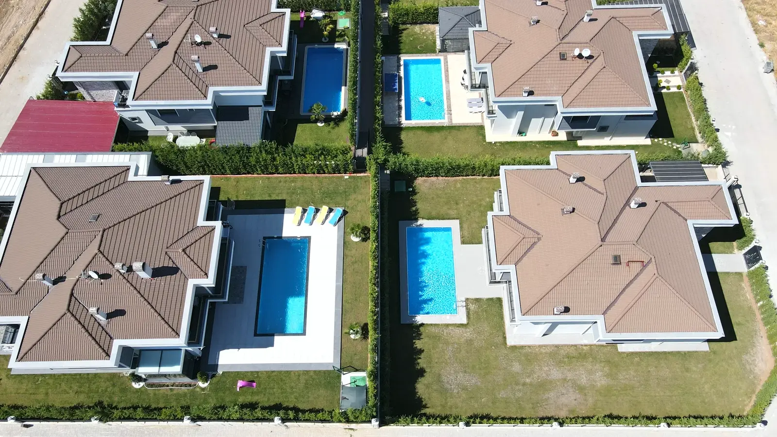 Modern villa bahçesinde havuz ve oturma alanı